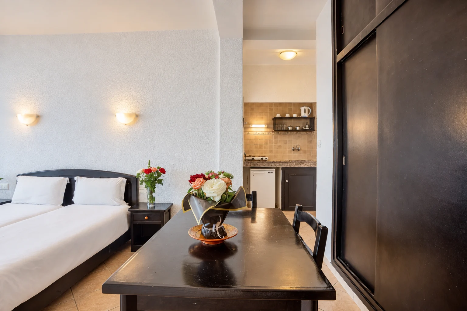Lits, table et kitchenette dans un studio du Studiotel Afoud