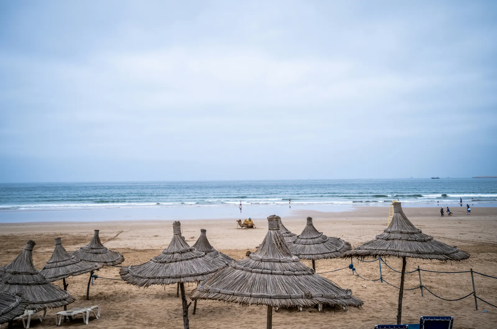 Parasols sur la plage d’Agadir face à l’océan Atlantique