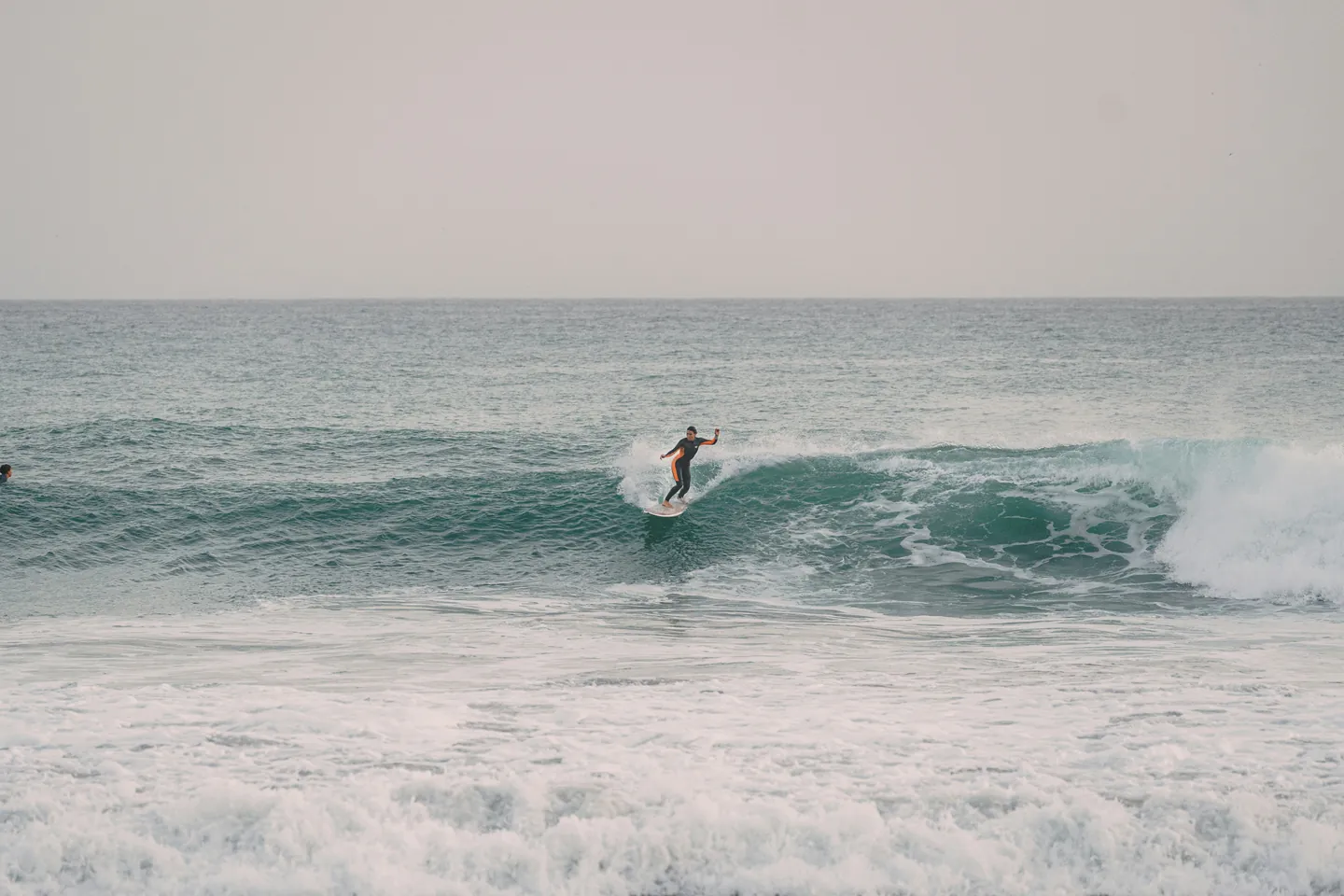 Un surfeur sur une vague à Anchor Point, Taghazout